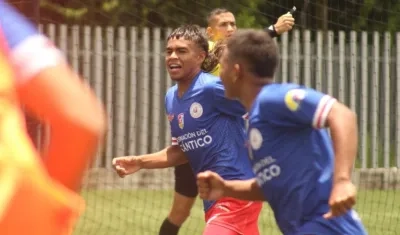 Nelson Cárdenas celebra el gol del triunfo. 