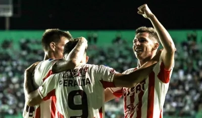 Jugadores de Unión de Santa Fe celebrando en Bolivia.