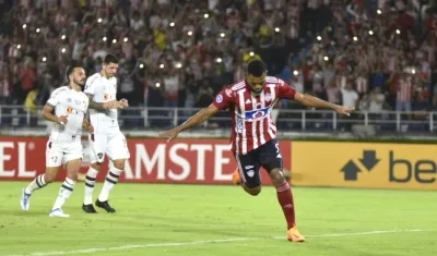 Miguel Ángel Borja celebrando el segundo gol juniorista.