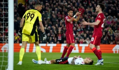 Luis Díaz y Jota se lamentan por no marcar un gol. 