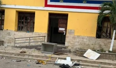 Así quedó el frente de la Alcaldía tras los desmanes en la noche anterior. 