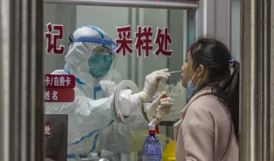 Una mujer se realiza un test de PCR, en Shanghái.