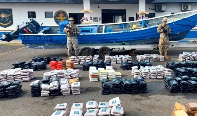 Autoridades panameñas incautarron 1,105 paquetes de supuesta droga, capturaron a 4 colombianos y decomisaron una lancha rápida.