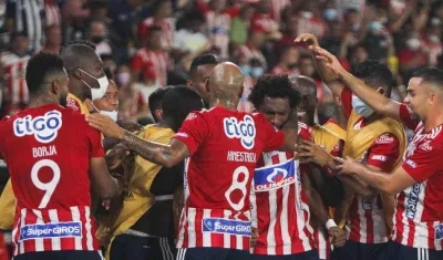 Jugadores de Junior celebran un gol. 