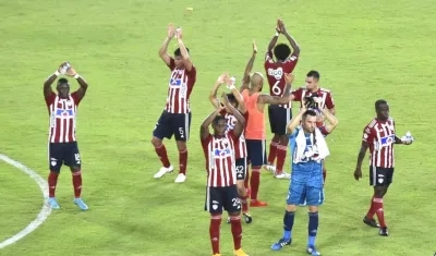 Jugadores del Junior celebrando al final del partido.