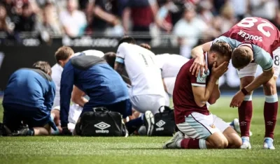 Jugadores desconsolados tras la lesión de Ashley Westwood.