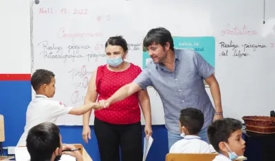 El Alcalde Jaime Pumarejo saludando a los estudiantes de la IED Boston.
