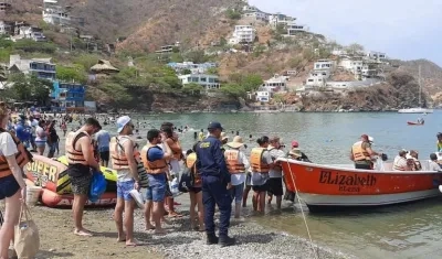 Personal de la Dimar controlando el acceso a las embarcaciones.