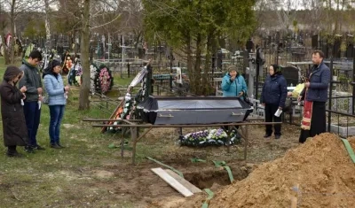 Entierro de una de las víctimas de la matanza de civiles en Bucha. 