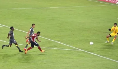 Remate de Miguel Ángel Borja para abrir el marcador ante Independiente Santa Fe.