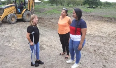 La Gobernadora Elsa Noguera durante la visita a uno de los reservorios.