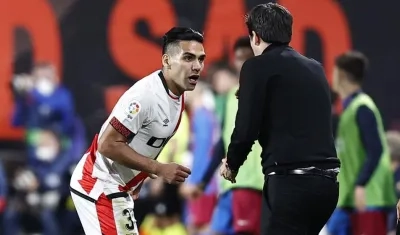 Falcao García conversa con Andoni Iraola.