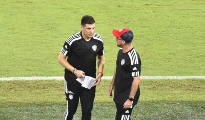 Juan Cruz Real, dirigiendo en la zona técnica.