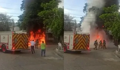 Momento en que los bomberos apagaban las llamas. 