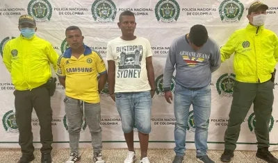 Los tres capturados por la Policía. 