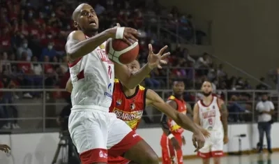 Ernesto Oglivie fue la figura del partido.