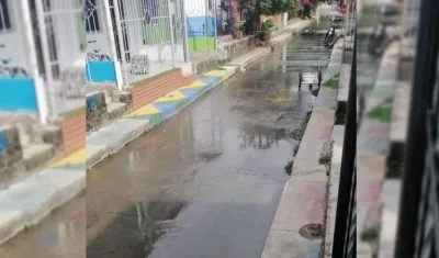 Aguas negras en una calle del barrio Los Ángeles I. 