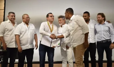 Andrés Alberto Ávila Ávila, presidente de la SAE, recibe el reconocimiento del Concejo.