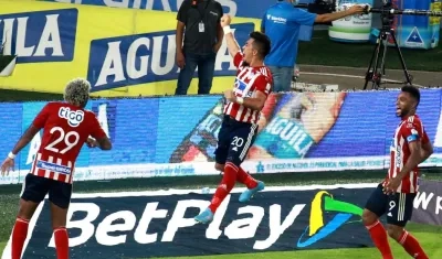 Fernando Uribe celebra el gol ante Santa Fe. 