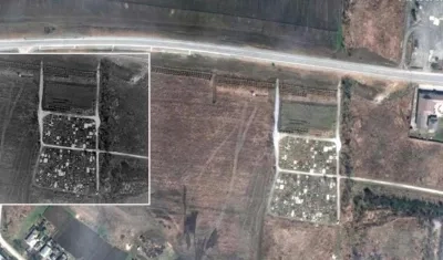 Imágenes tomadas desde un satélite por la empresa tecnológica Maxar de las fosas comunes en Mariúpol.