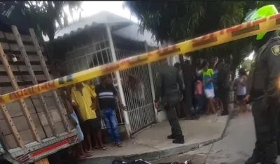 La Policía acordonó el lugar para realizar la inspección del cadáver. 