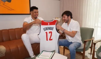 Jaime Echenique obsequia su camiseta a Jaime Pumarejo. 