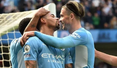 Gabriel Jesús celebra con sus compañeros. 