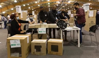 Jurados electorales durante el proceso. 