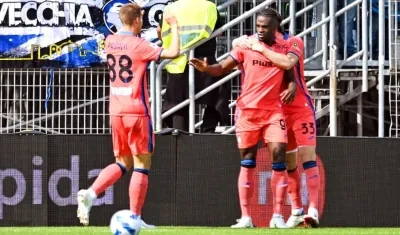 Duván Zapata celebra tras su gol. 