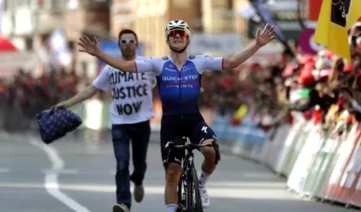 Remco Evenepoel se impone en la meta. 