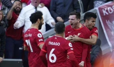 Luis Díaz celebra con sus compañeros. 