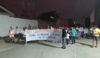 Imagen de la velatón y la protesta.