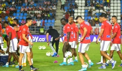 Jugadores de Junior calientan en Sierra Nevada. 