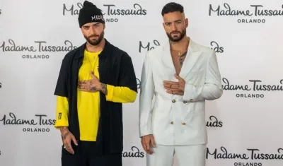 El cantante colombiano Maluma posa junto a su figura de cera hoy, en el museo de cera Madame Tussauds de Medellín (Colombia).