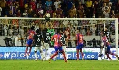 Hinchas del Unión Magdalena contemplan las acciones del partido. 