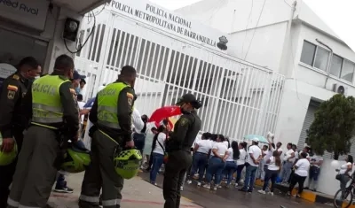 Momento del plantón frente al Comando de la Policía Metropolitana de Barranquilla. 