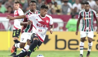Wellington de Fluminense disputando el balón con Juan Portillo de Unión de Santa Fe.