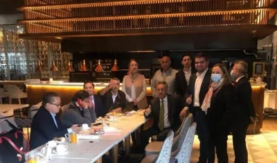 Grupo de parlamentarios liberales con Petro.