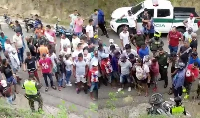 Personas aglomeradas en el lugar donde ocurrió la balacera y en donde quedó abatido uno de los sospechosos. 