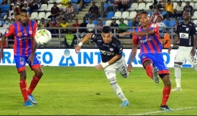 Fernando Uribe disputa el balón con un defensa samario. 