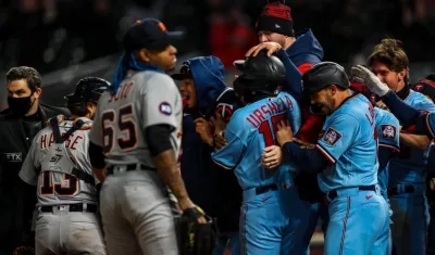 Gio Urshela celebra el triunfo con sus compañeros. 