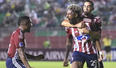 Omar Albornoz celebrando con Daniel Giraldo y Fabián Viáfara.