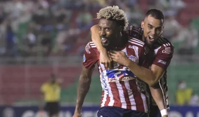 Omar Albornoz, atacante de Junior, celebra su primer gol con Daniel Giraldo. 