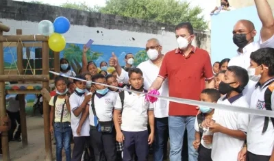 Entrega del parque en el colegio. 