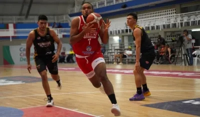 Diego Altamiranda en acción de juego para Titanes. 