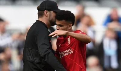 Jürgen Klopp se abraza con Luis Díaz. 