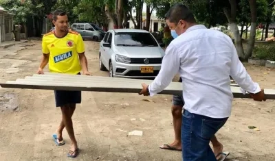 Entrega de ayudas a las familias afectadas.