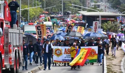 Marchantes por la calle Murillo en el Día del Trabajo.