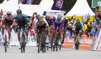 Sergio Higuita, ciclista colombiano, se impone en la meta. 