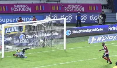 Carmelo Valencia anotando el 4-0.